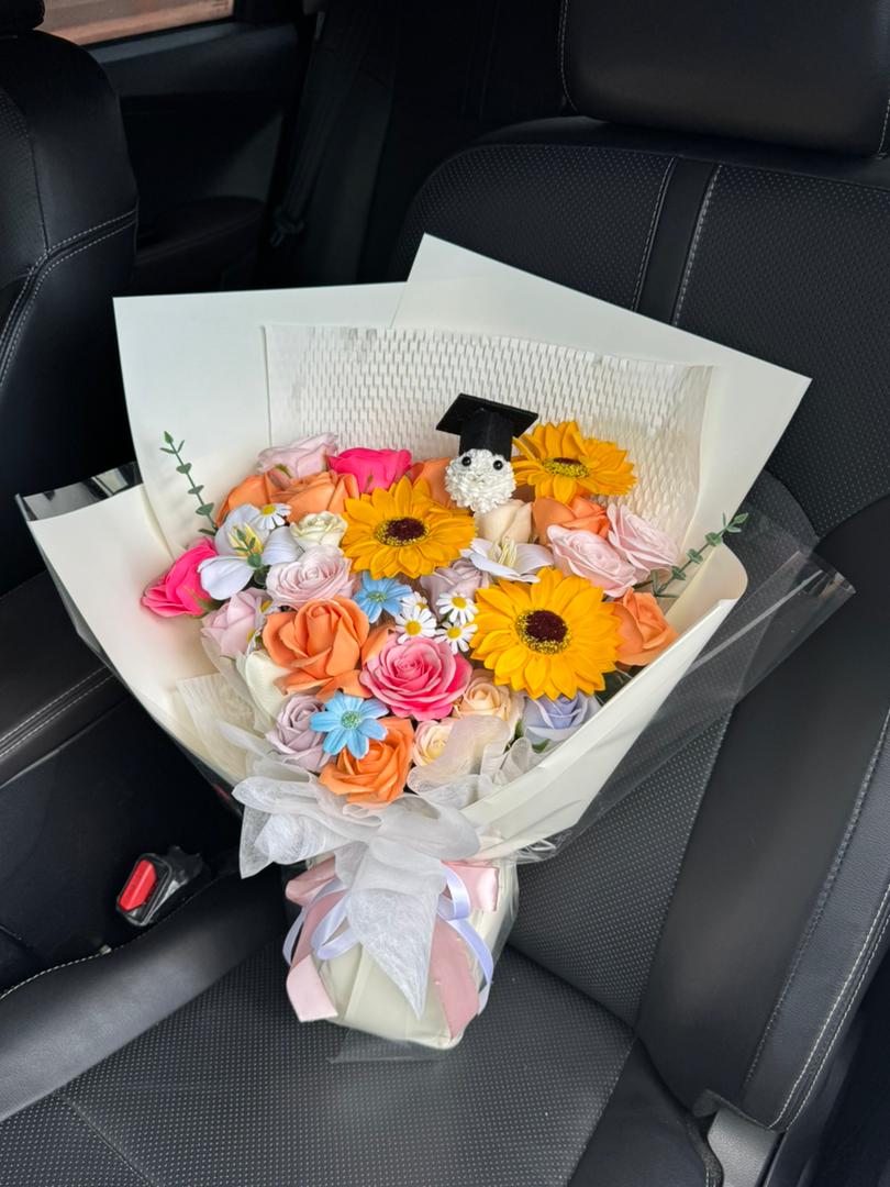 L Size Dopamine Soap Flower Graduation Bouquet