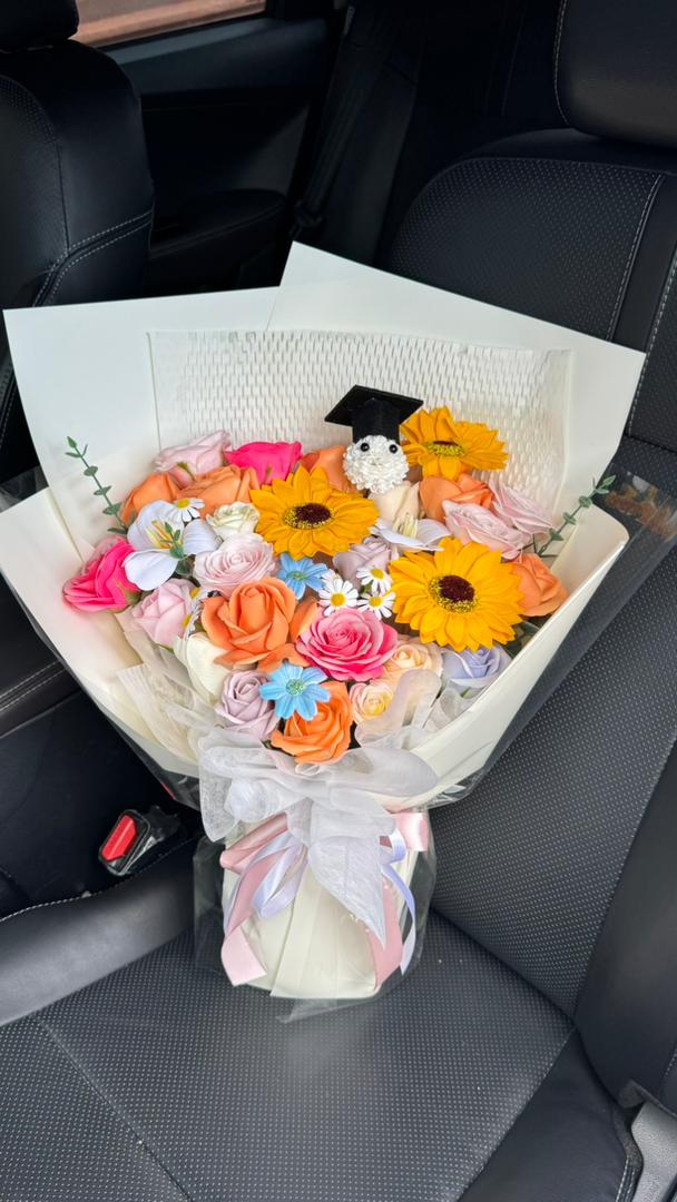 L Size Dopamine Soap Flower Graduation Bouquet