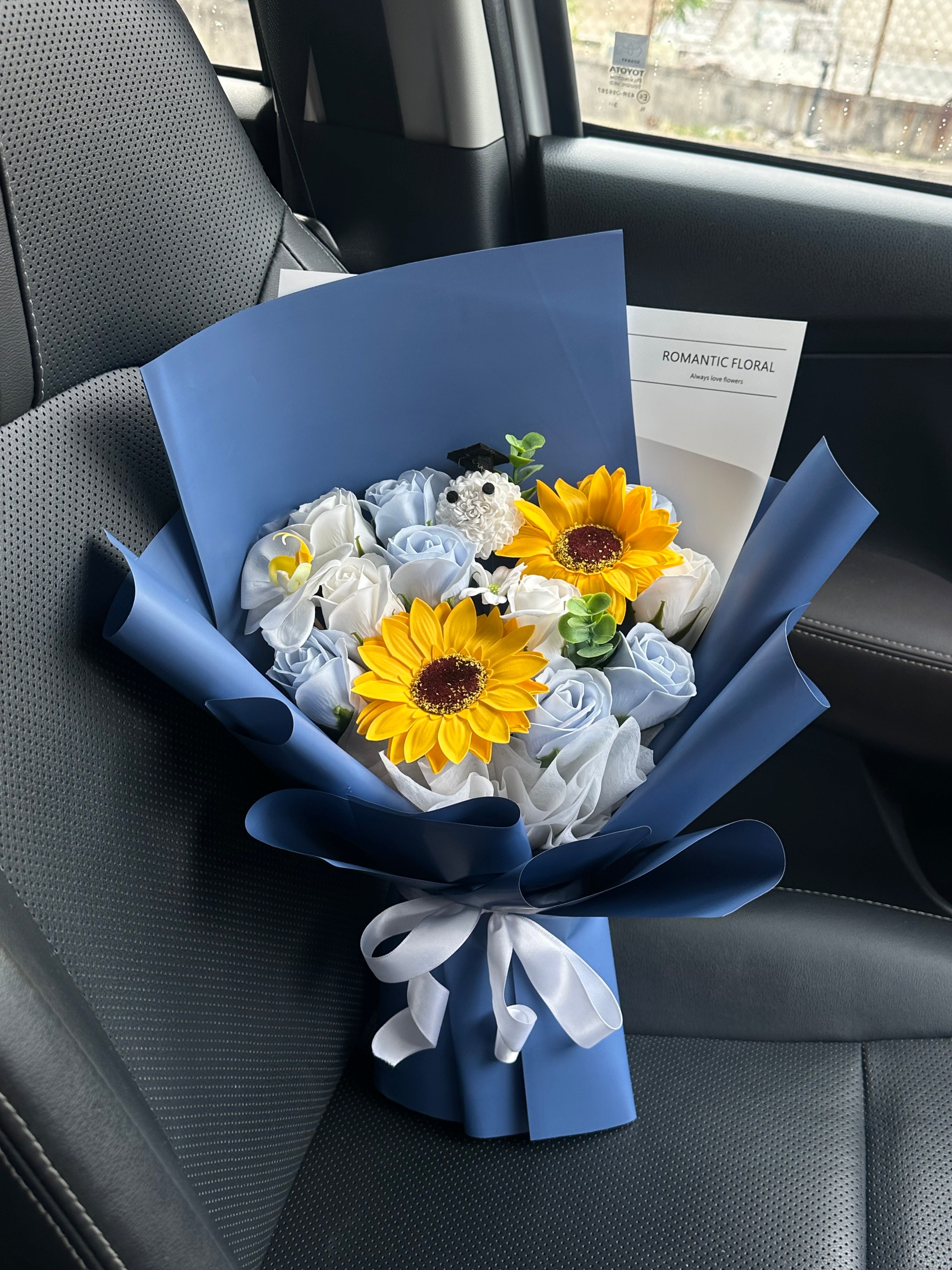 M Size Blue & White Graduation Bouquet
