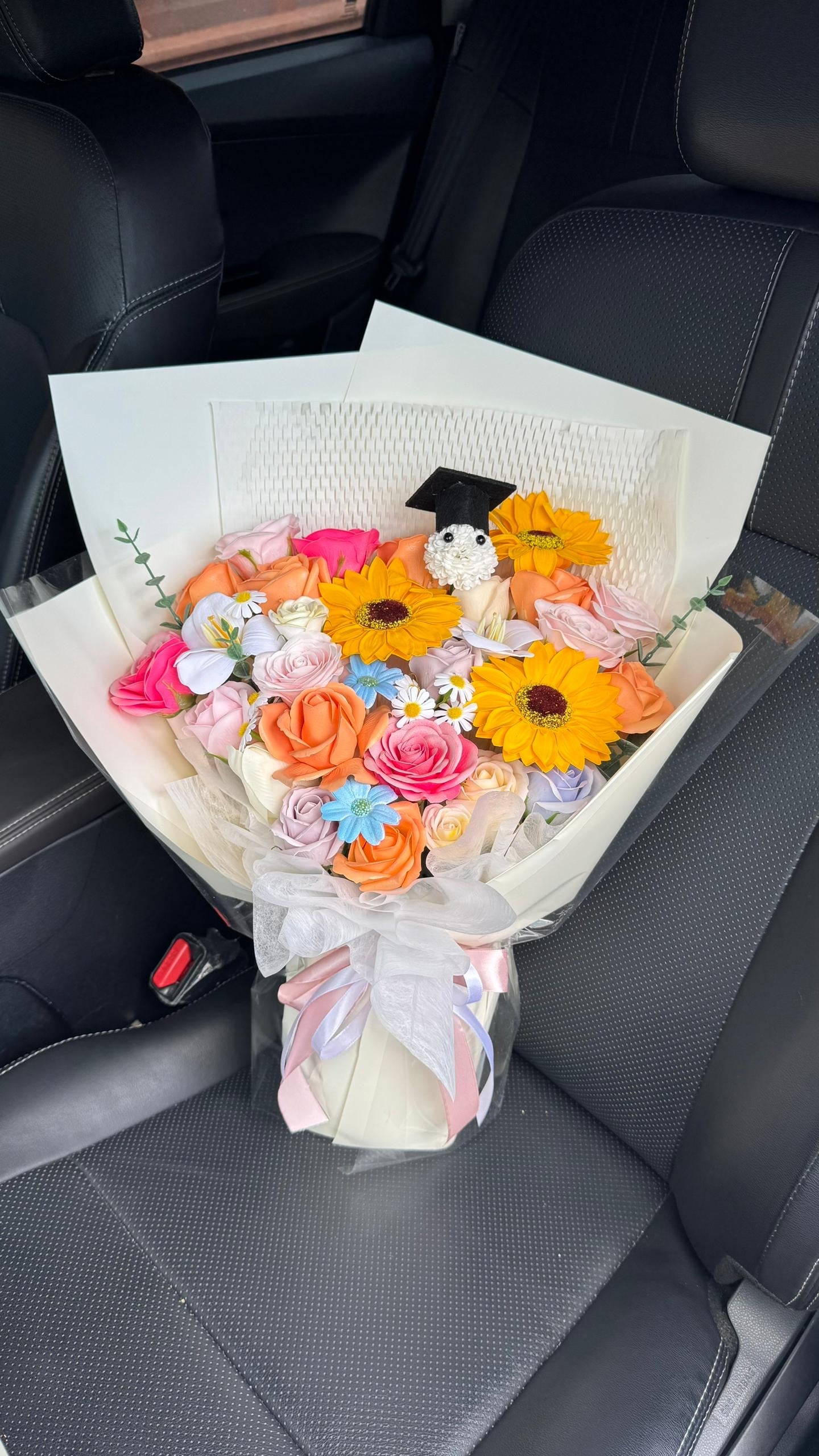 L Size Dopamine Soap Flower Graduation Bouquet